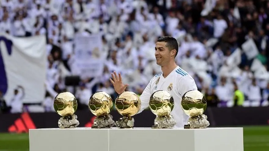 Ronaldo con sus cinco balones de oro.