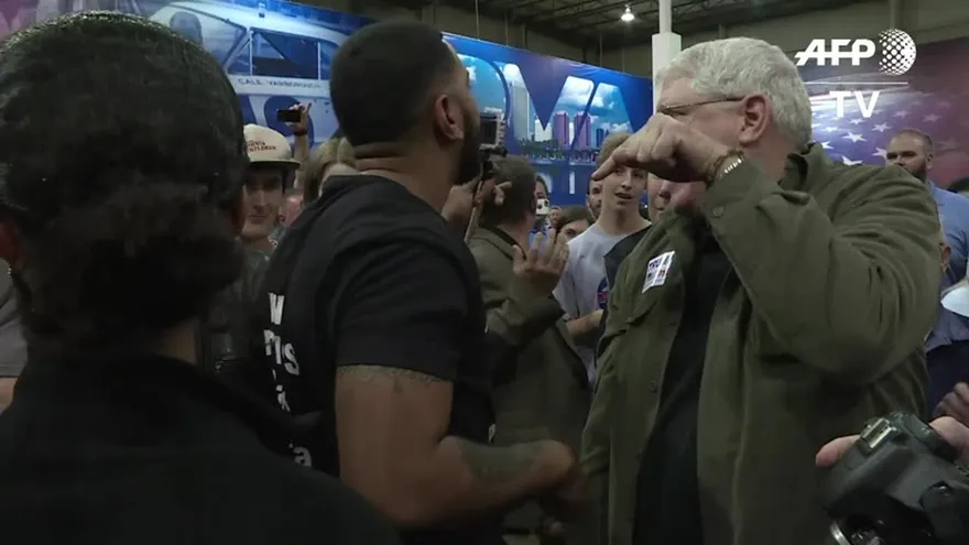 Choque entre estudiantes latinos y seguidores de Trump