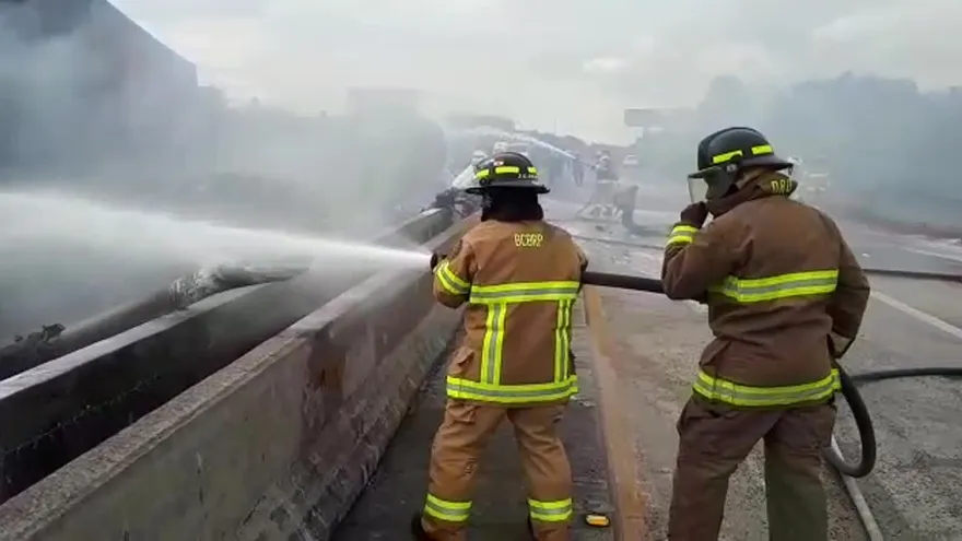 Bomberos combaten incendio de camión cisterna en Colón