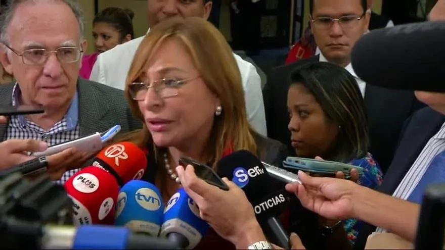 Balbina Herrera, espera que Martinelli venga y lo detengan.