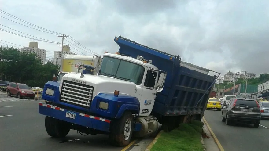 Accidente en la vía Domingo Díaz causa tranque