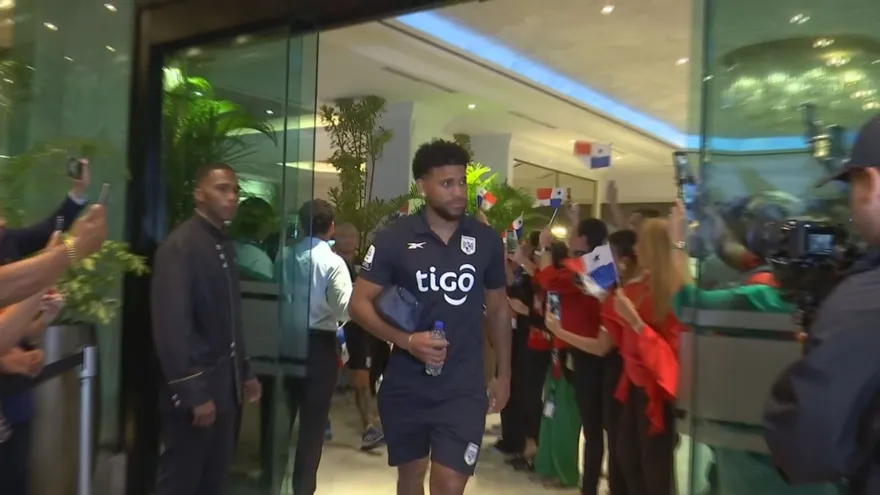 Carlos Harvey saliendo del hotel