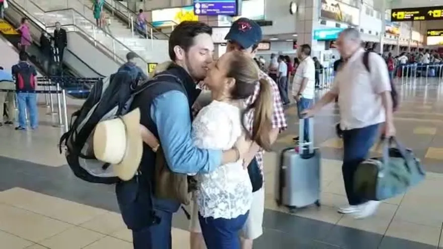 Alejandro deja a su familia en el aeropuerto.