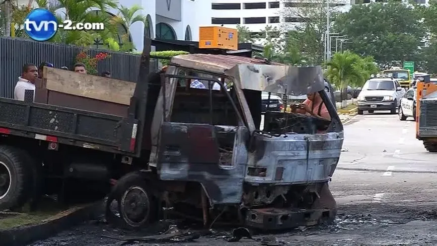 Triple colisión e incendio de autos en Costa del Este