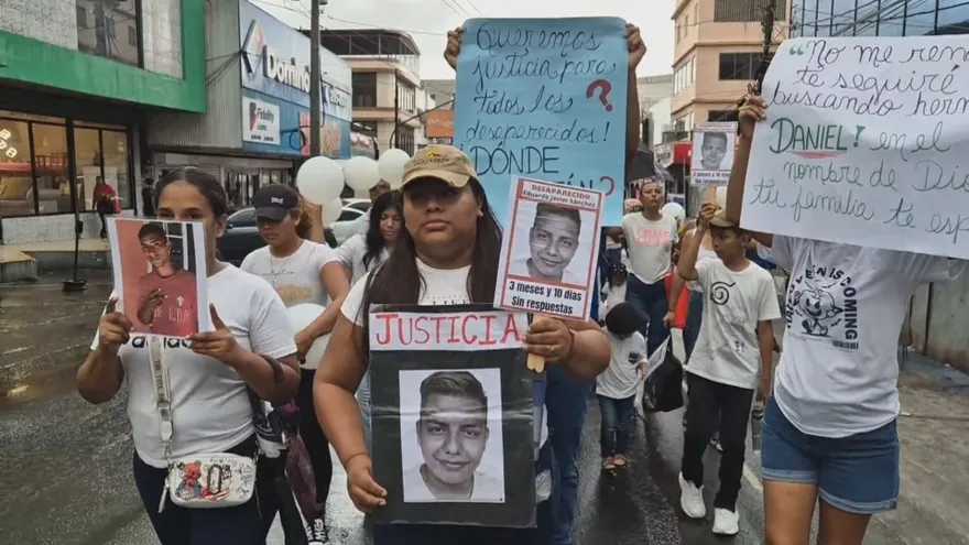 Familiares de jóvenes desaparecidos en La Chorrera marchan para solicitar respuestas.