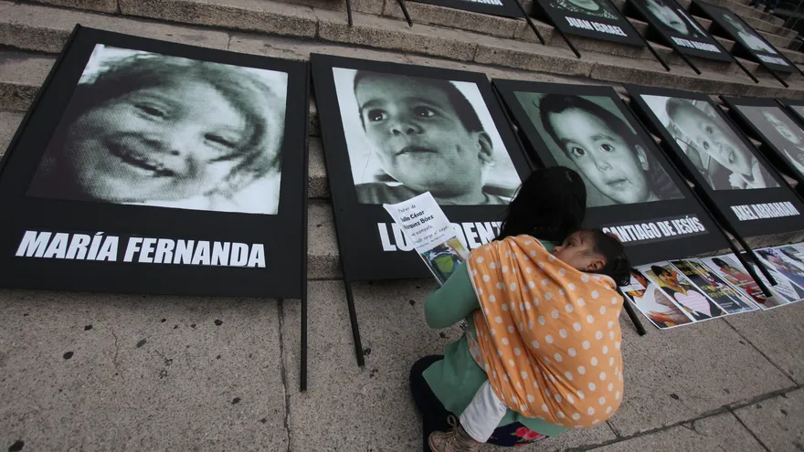 Padres y familiares de los 49 niños fallecidos en la guardería ABC de Hermosillo, en el noroccidental estado de Sonora, colocan fotografías de los niños en la Ciudad de México