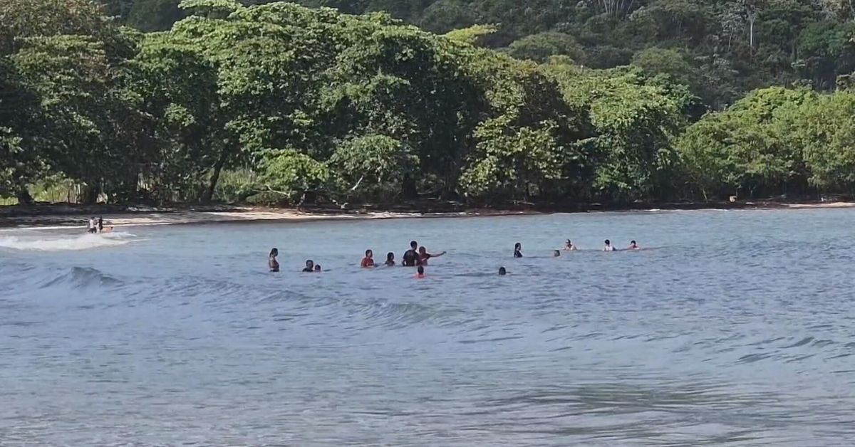 Playa La Angosta en Colón se llenó de visitantes para despedir la Pascua de Resurrección