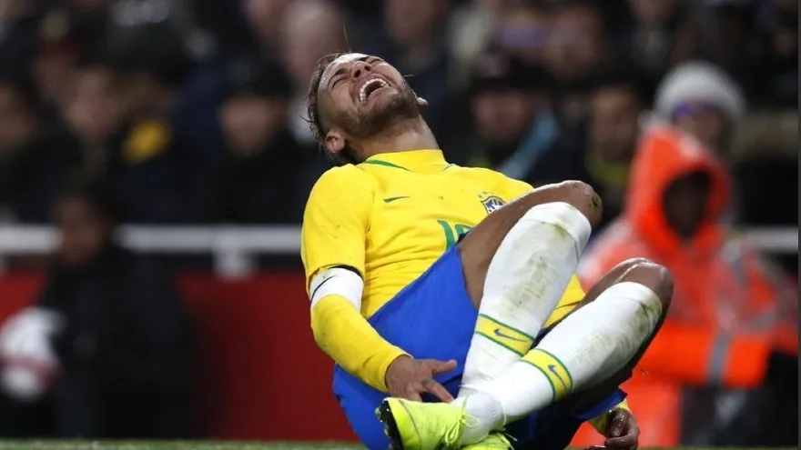 Neymar se retira lesionado del amistoso contra Camerún