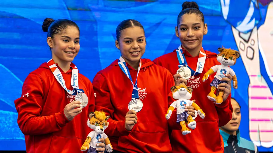 Integrantes del equipo femenino de gimnasia artística de Panamá muestran sus medallas