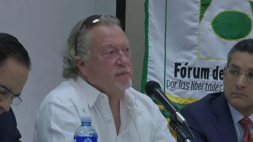 John Lee Anderson habla a estudiantes de la Universidad de Panamá