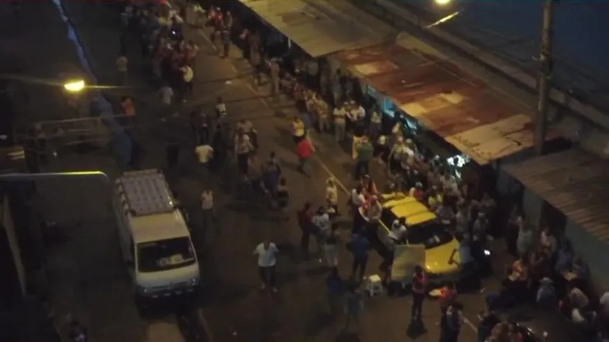 Filas desde temprano para comprar jamones en Pan de Azúcar