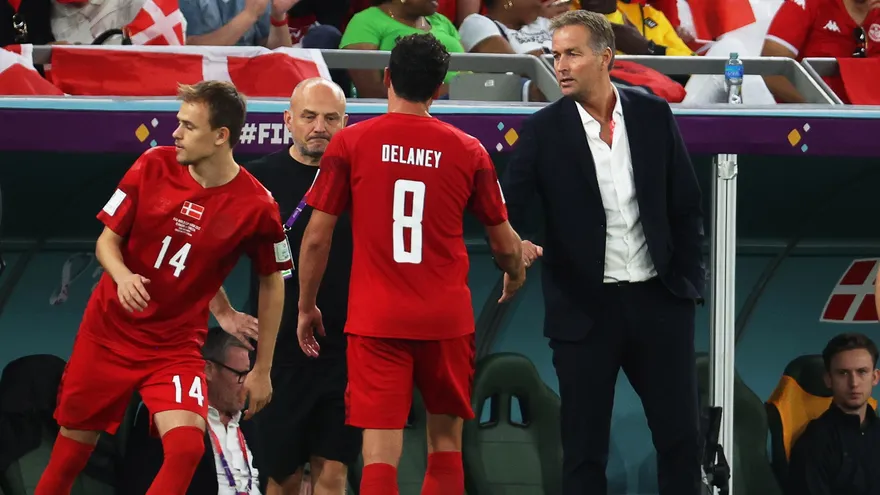 Thomas Delaney sale del campo en el partido entre Dinamarca y Túnez