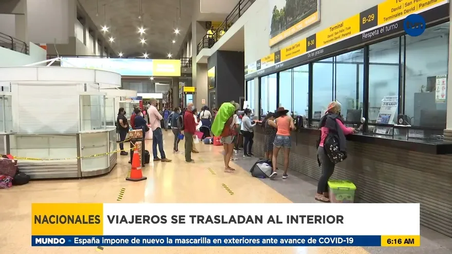 Viajeros se trasladan al interior