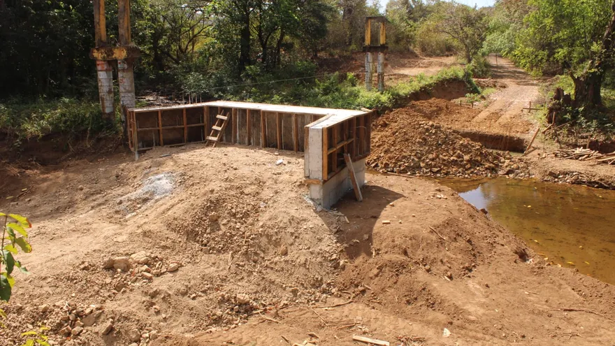La construcción del puente vehicular de hormigón sobre el río El Potrero, en la comunidad de Paso La Palma, distrito de La Pintada, registra un avance físico del 30%, de acuerdo con reportes técnicos de la Dirección Provincial del Ministerio de Obras Públicas (MOP) en Coclé.
