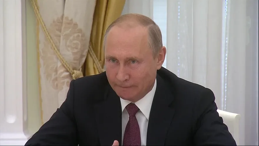 Primera cumbre entre Putin y Trump será en un "país tercero"