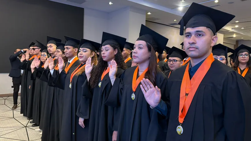 Durante el acto, los graduandos recibieron títulos en carreras como Ingeniería Agronómica en Cultivos Tropicales, Zootecnia, Agro Negocios y Desarrollo Agropecuario, Manejo de Cuencas y Ambiente, Ciencias Pecuarias, Ciencia de la Familia y del Desarrollo Comunitario, además de la Licenciatura en Gastronomía.