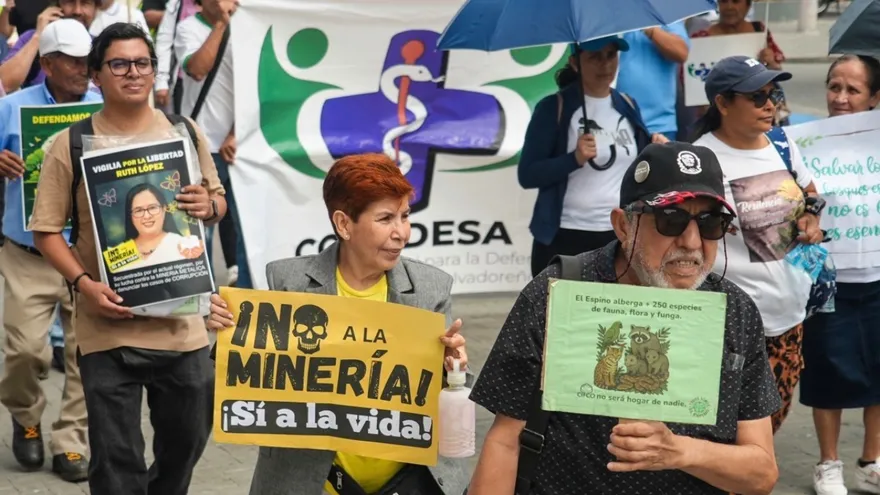Salvadoreños protestan contra ley minera de Bukele