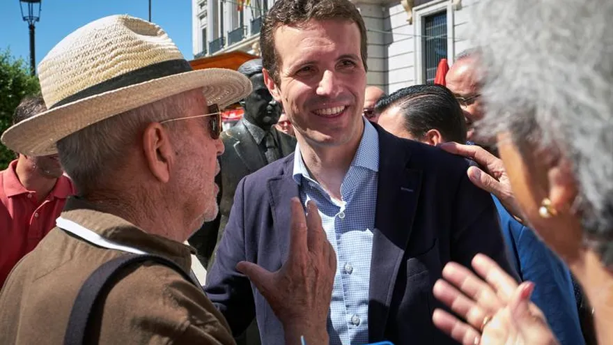 El presidente del Partido Popular, Pablo Casado, durante su recorrido por las calles de la capital abulense antes de la reunión de la Junta Directiva del PP de Ávila (España).