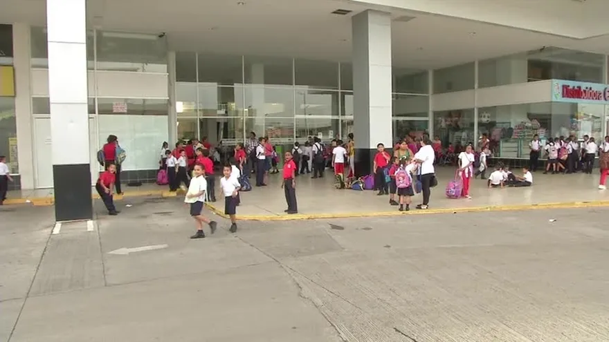 Estudiantes siguen dando clases en centro comercial