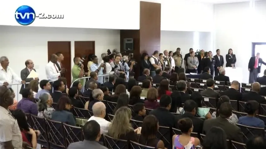 Diputados electos reciben credenciales, CD y Molirena no se presentaron