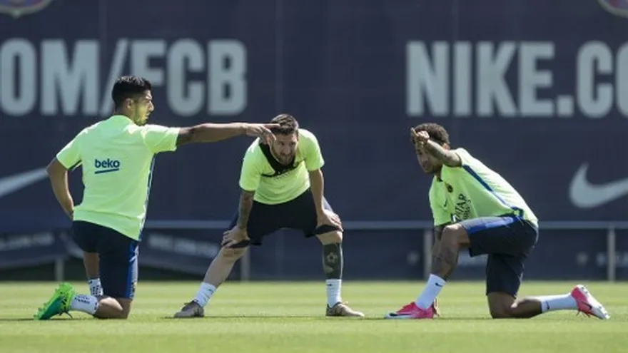 Luis Suárez salió tocado del entrenamiento de este jueves.