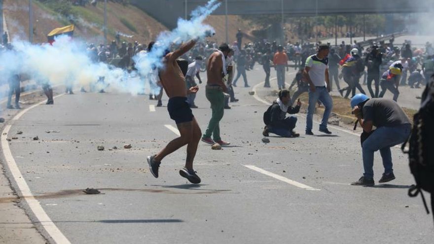 Simpatizantes del presidente de la Asamblea Nacional, Juan Guaidó, se enfrentan en la Policía Nacional Bolivariana durante una manifestación en apoyo a su levantamiento contra el Gobierno de Nicolás Maduro el 30 de abril de 2019, en la Avenida Francisco de Miranda de Caracas (Venezuela).
