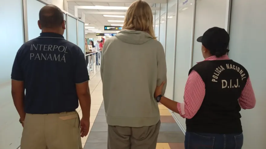 Una ciudadana alemana, con una condena en Francia por delitos de estafa y blanqueo de capitales, fue aprehendida por unidades policiales de Interpol Panamá .