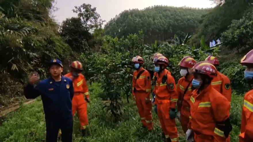 Un avión con 132 personas se estrella en el suroeste de China
