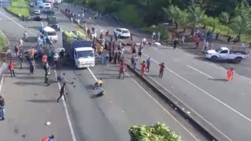 Momento en que al parecer un camión atropella a manifestante en Horconcito