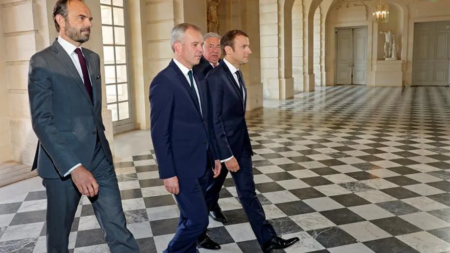 El presidente francés Emmanuel Macron (d) es recibido por el primer ministro francés, Edouard Philippe (i), por el presidente de la Asamblea Nacional francesa, François de Rugy (2-i), y por el presidente del Senado de Francia, Gérard Larcher (d-detrás), a su llegada al Palacio de Versalles, en París.