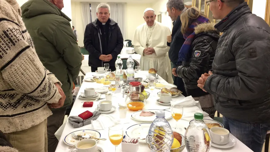 El papa Francisco que invitó hoy a desayunar a ocho mendigos, que acudieron al Vaticano para felicitarle por su 80 cumpleaños y con quienes el pontífice charló y ofreció dulces argentinos
