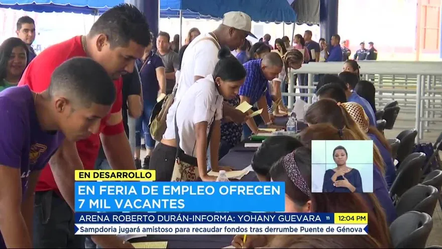 Jóvenes abarrotan feria de empleo