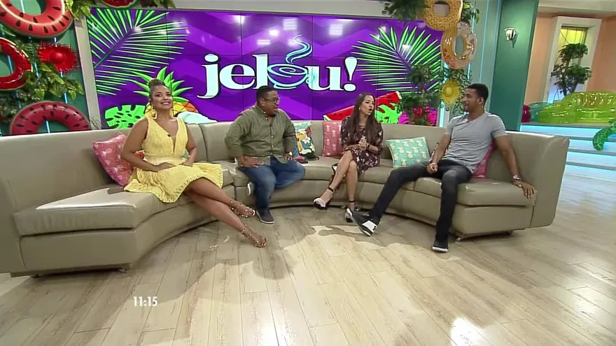 No le alcanza el dinero para nosotras... pero para él si