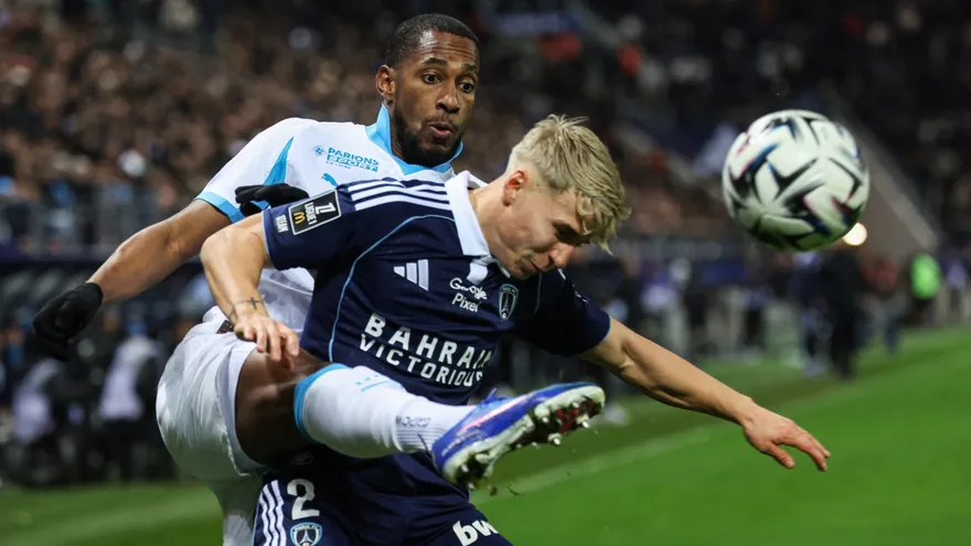 Michael Amir Murillo (i) intenta disputa el balón con Tuomas Ollila (d)