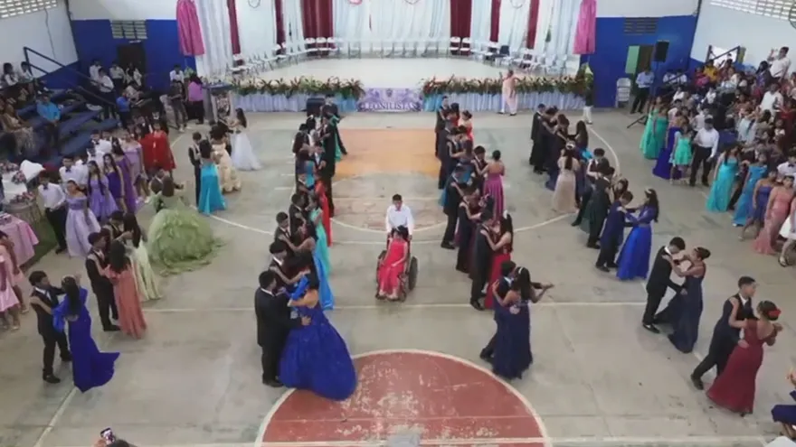 Quinceañeras del IPT Leonila Pinzón de Grimaldo celebran su fiesta soñada en un acto de solidaridad.