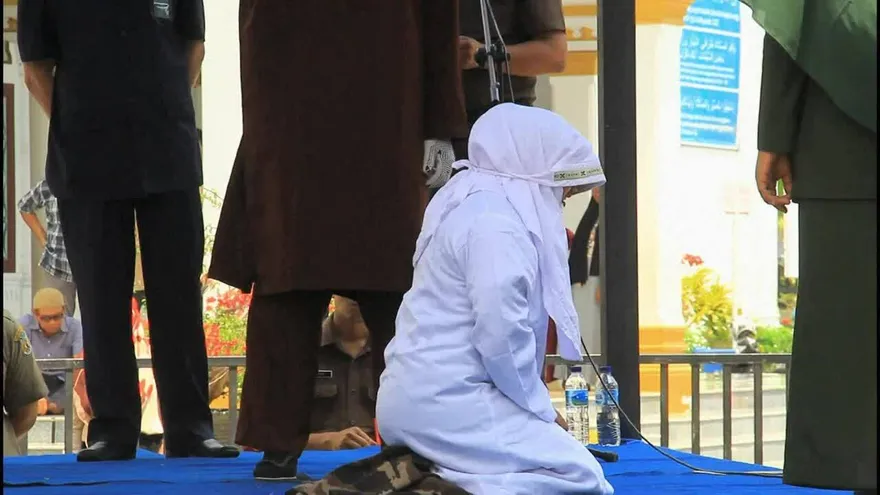 Azotan parejas por relaciones fuera del matrimonio en Indonesia