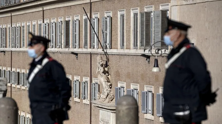 Dos carabinieris hacen guardia en el Palacio del Quirinale, sede de la presidencia de Italia.