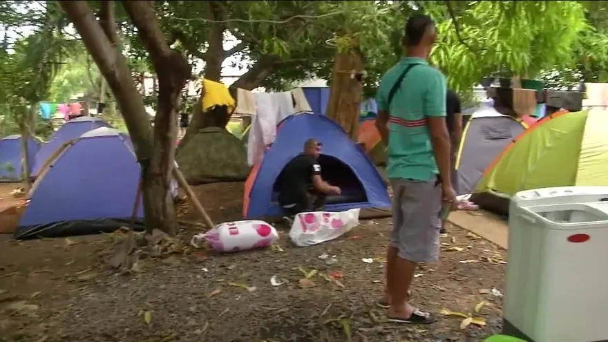 Migrantes cubanos esperan se les otorguen permisos laborales en Panamá