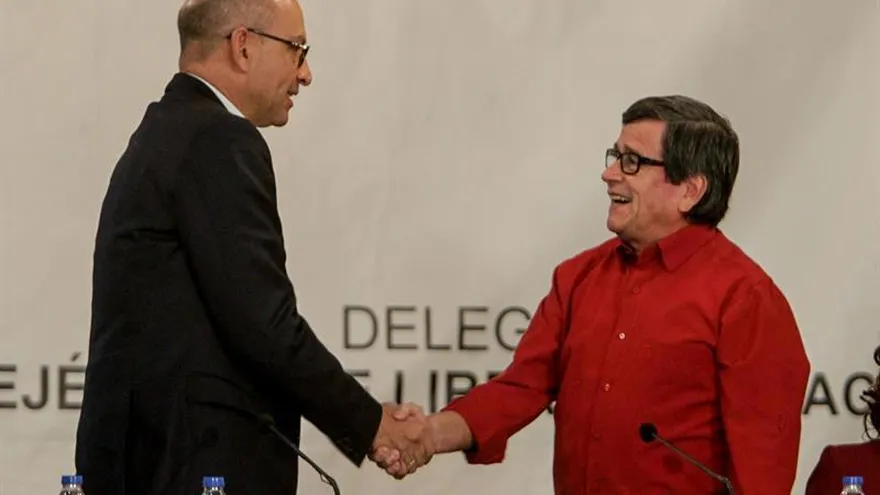 Los jefes negociadores del Gobierno colombiano Mauricio Rodríguez (i) y de la guerrilla del ELN, Pablo Beltrán (d), participan en una rueda de prensa en la sede de la Cancillería venezolana en Caracas (Venezuela).