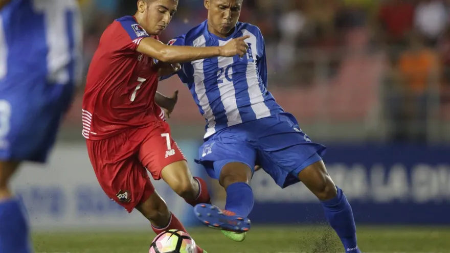 Ángel Orelién (izq.) está en Europa: a prueba en clubes de Holanda y Bélgica.