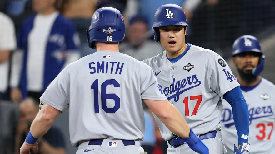 Shohei Ohtani (de frente) y Will Smith celebran durante el sexto juego de la Serie Mundial entre los Dodgers y los Azulejos