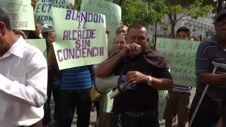 Buhoneros se oponen a traslado