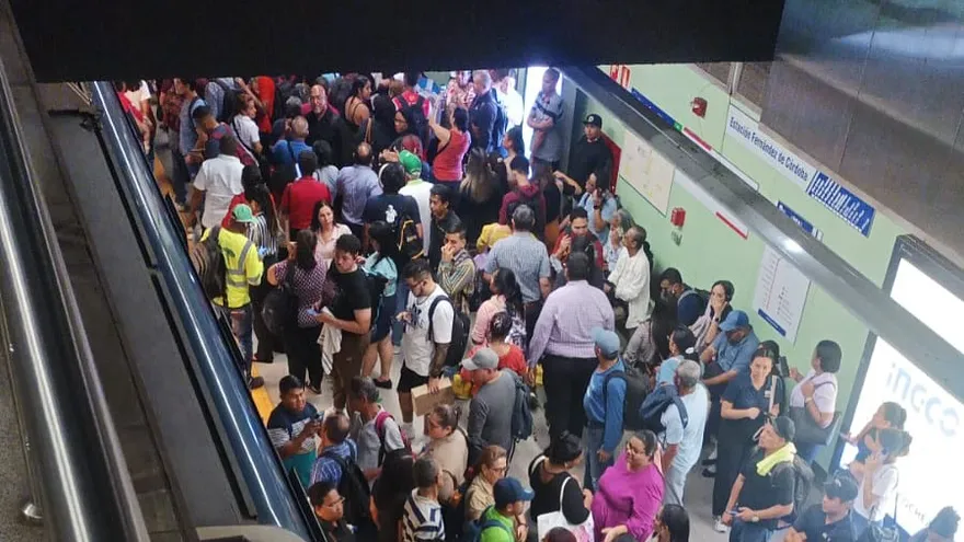 Usuarios afectados por la incidencia registrada en el Metro de Panamá en la tarde del jueves 24 de julio