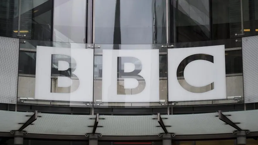 Cuatro periodistas estrellas de la BBC aceptan recorte de sueldo para combatir la brecha salarial.