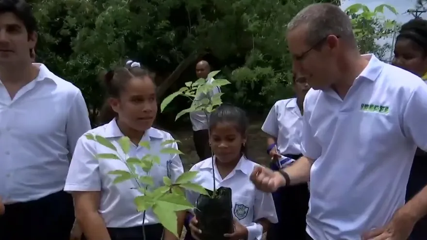 Embajador de Israel celebra con estudiantes de San Miguelito
