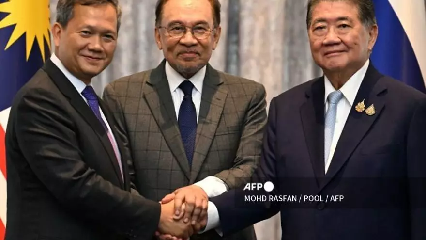 El primer ministro de Malasia, Anwar Ibrahim (centro), el primer ministro de Camboya, Hun Manet (izquierda), y el primer ministro interino de Tailandia, Phumtham Wechayachai (derecha), posan para fotos mientras se estrechan la mano después de una conferencia de prensa tras las conversaciones sobre un posible alto el fuego entre Tailandia y Camboya en Putrajaya el 28 de julio de 2025.