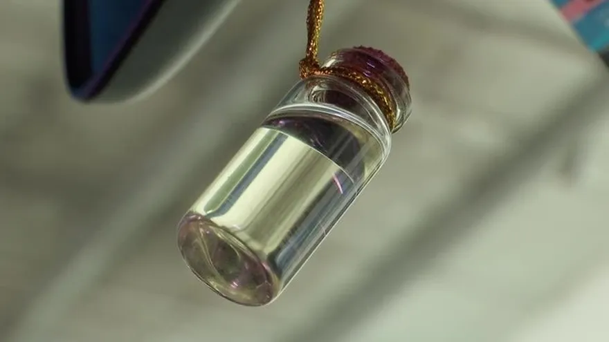 Lo que esconden los perfumes de autos que venden en los semáforos