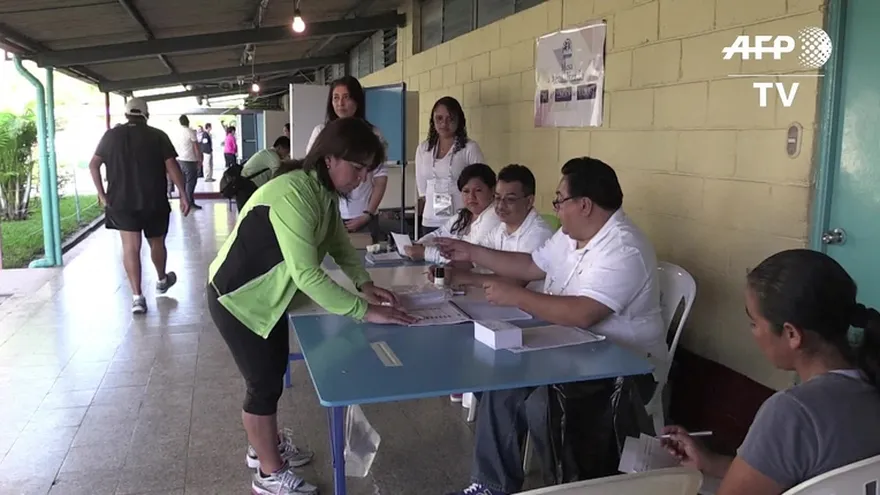 Guatemaltecos votan para elegir nuevo presidente
