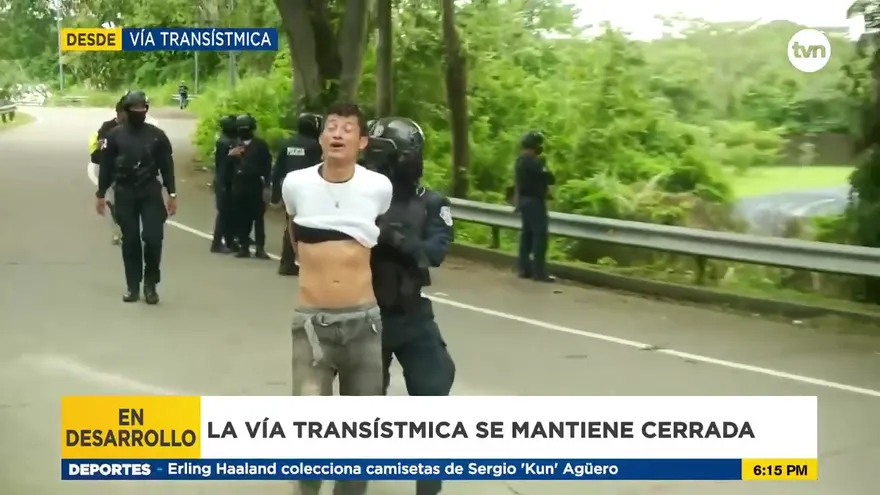 Vandalizan auto de la Policía Nacional en cierre en la Universidad de Panamá