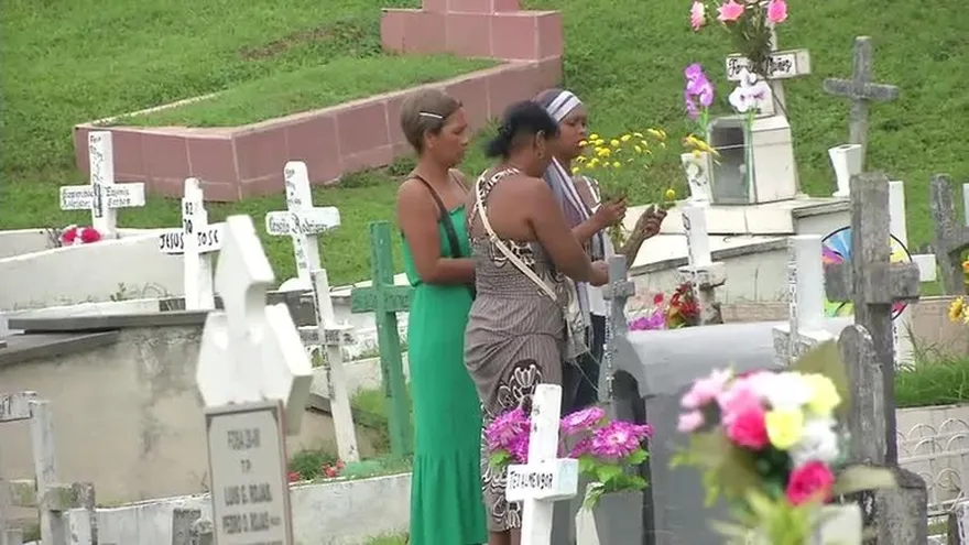 Panameños asisten a cementerios en el Día de las Madres